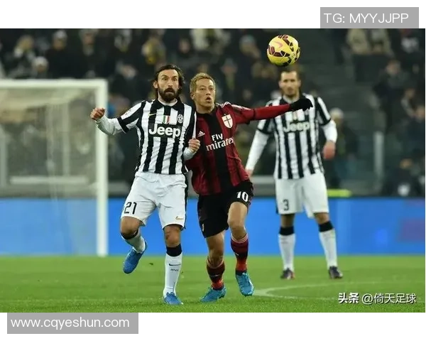 昔日绿茵英豪再聚首 足球传奇老一代球星合照记录辉煌岁月